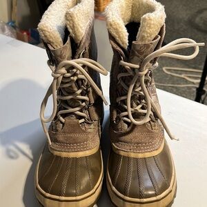SOREL WATERPROOF Woman’s Lace Up Boots Size 6